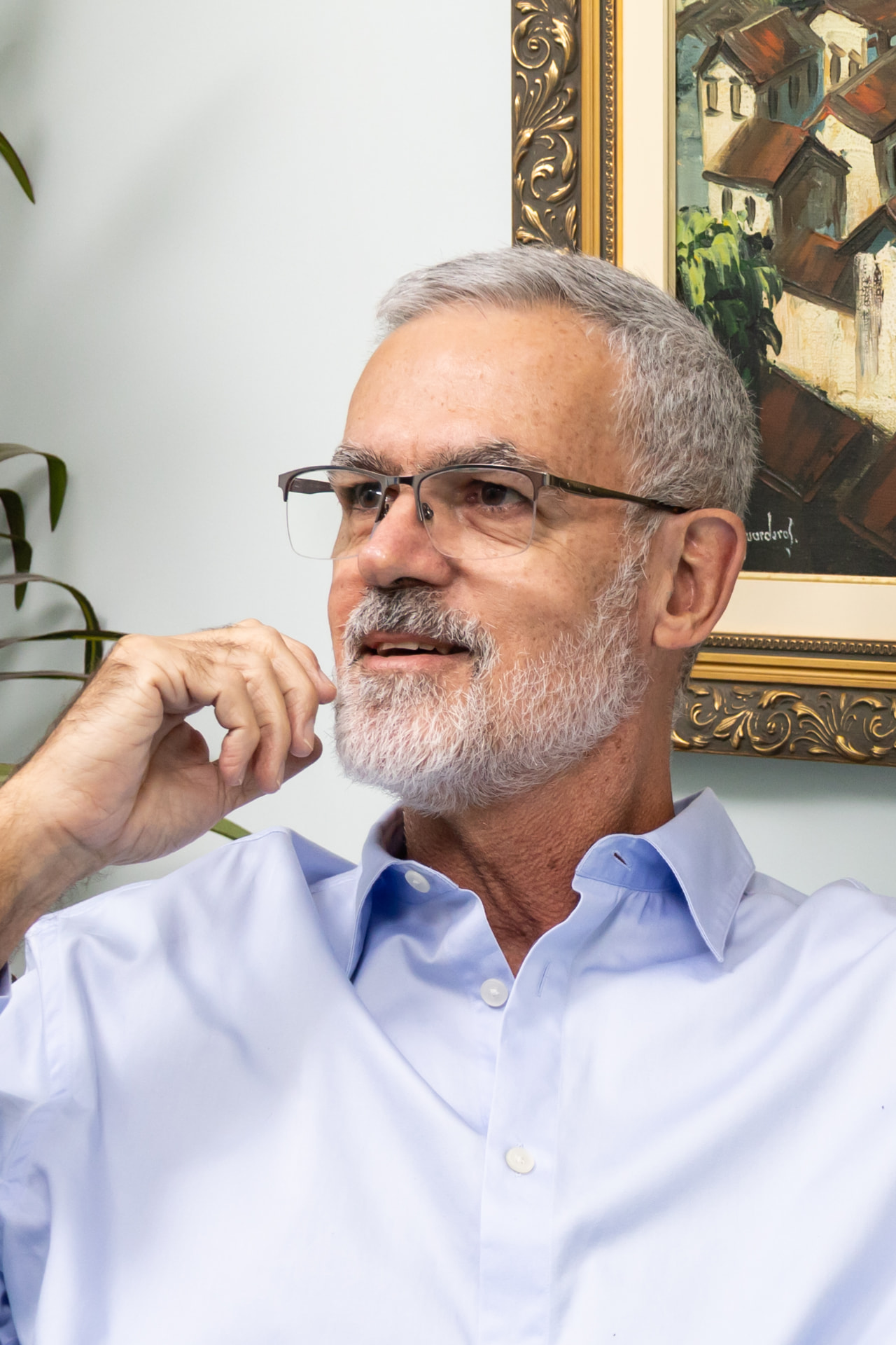 Dr. Francisco em conversa, ouvindo com atenção